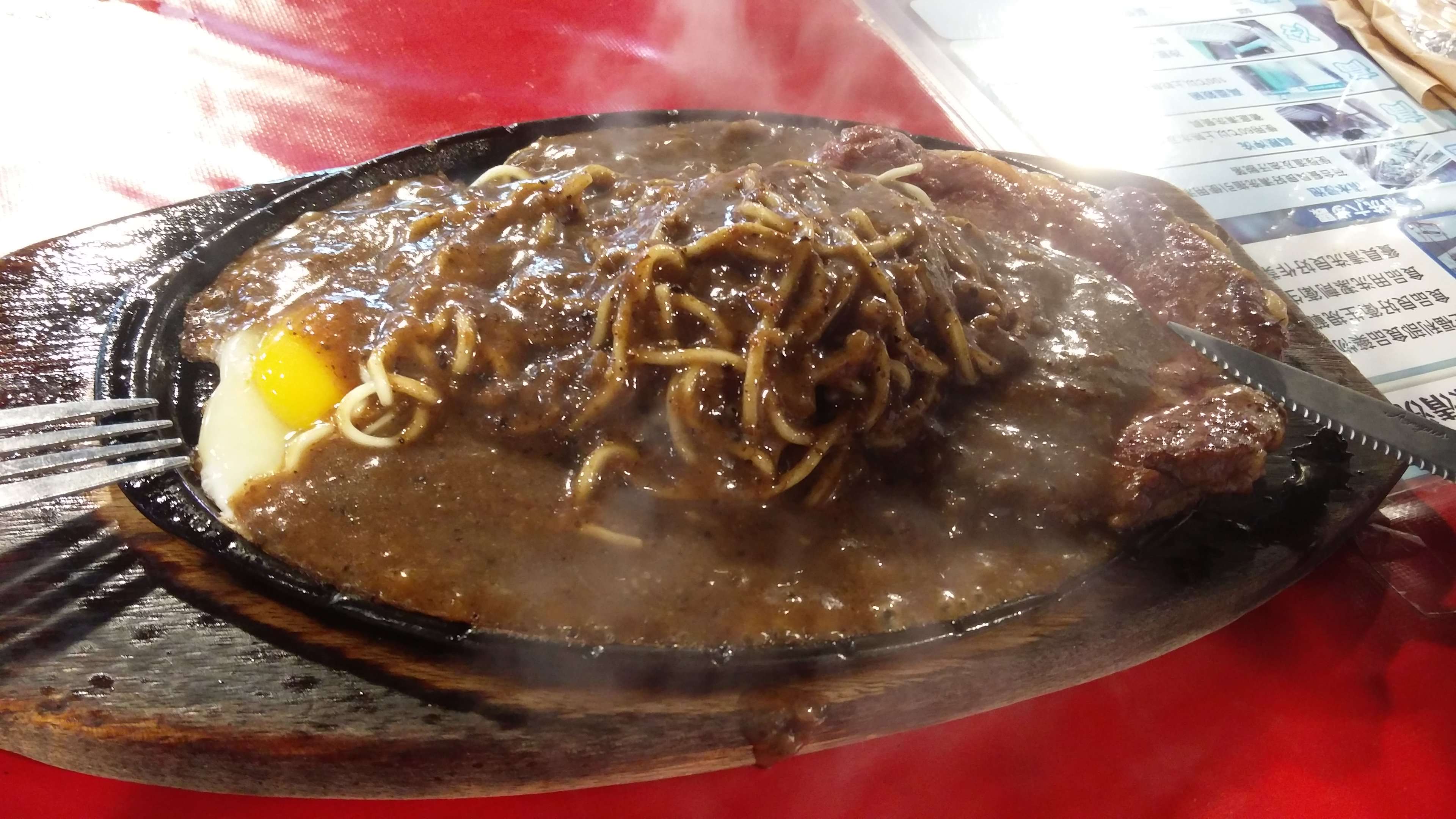 Steak de boeuf au marché de nuit